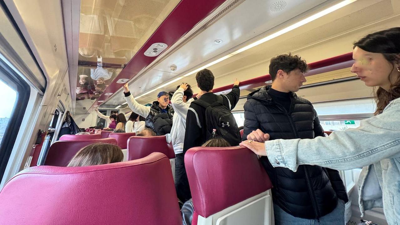 Treni stracarichi e insufficienti, viaggio da incubo per chi si reca a Oristano per la Sartiglia