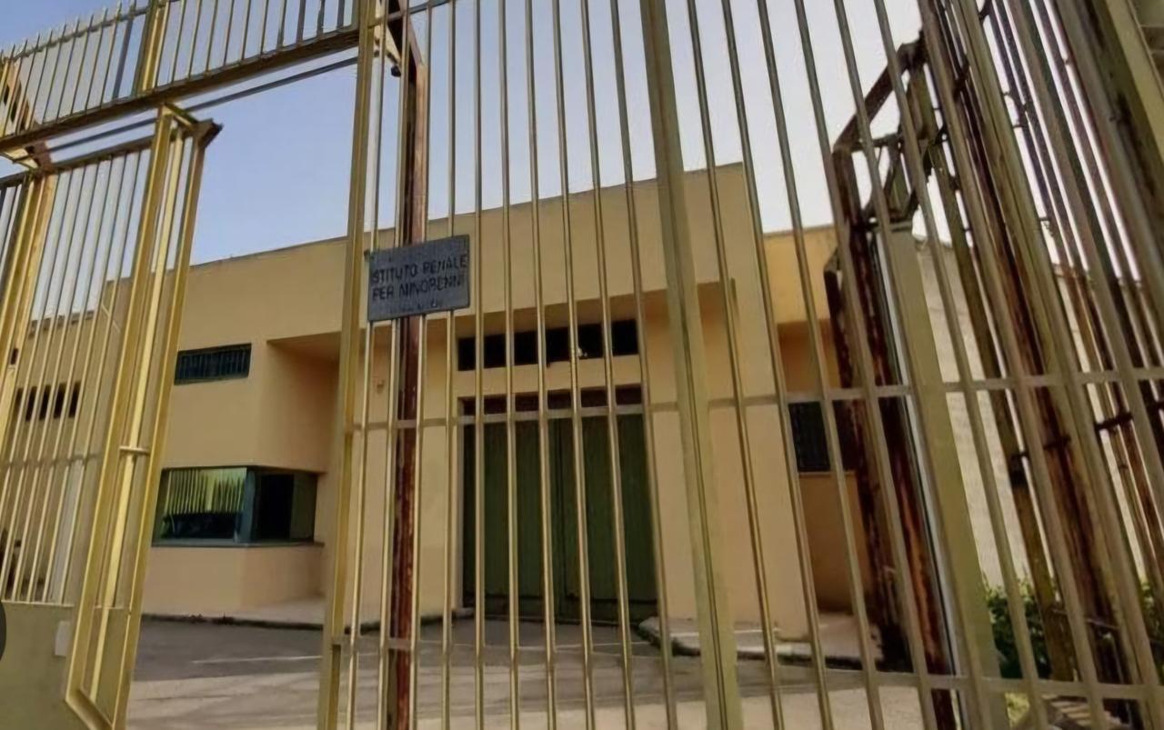 Ai domiciliari maltratta la madre, 19enne trasferito in carcere