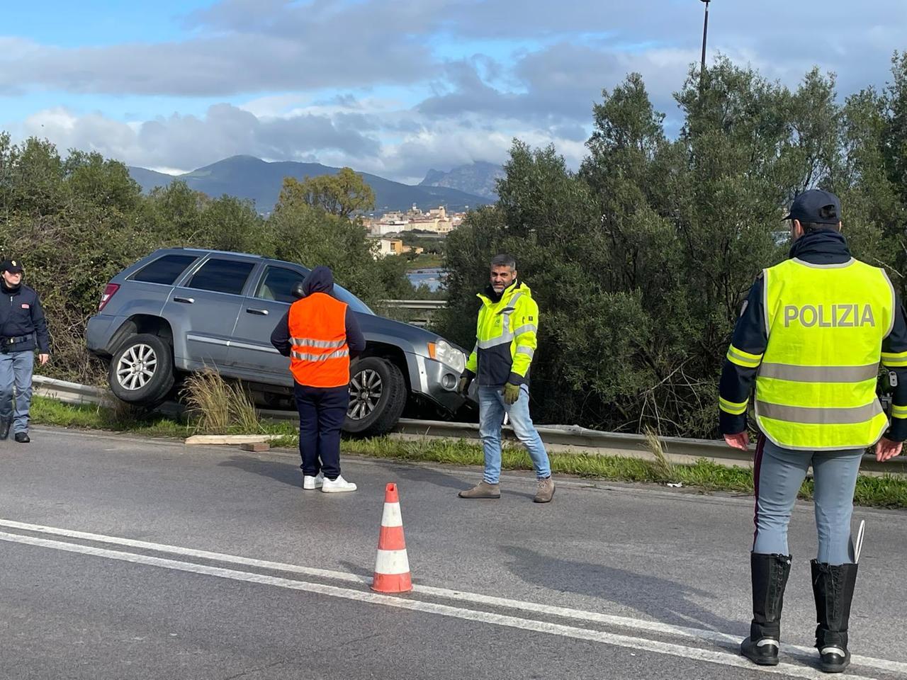 Incidente a Olbia: suv in bilico sul guardrail della sopraelevata