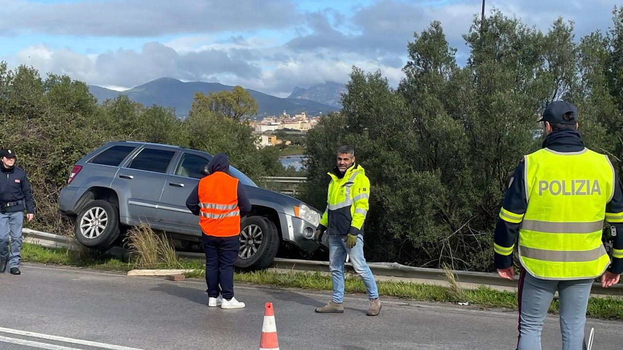 Incidente a Olbia: suv in bilico sul guardrail della sopraelevata