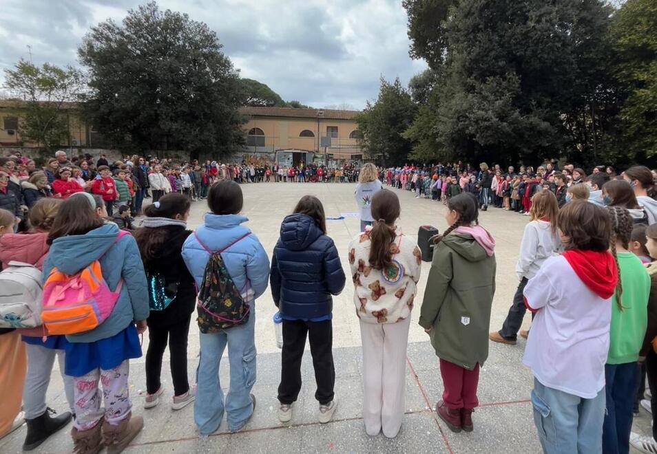 Livorno e il girotondo per la piccola Anna. Flash mob degli alunni contro le malattie rare<br>
