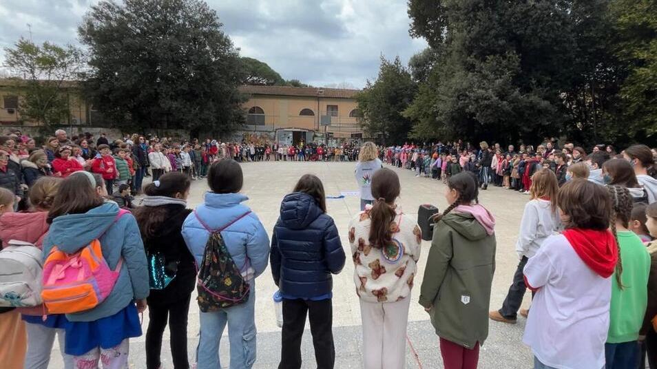 Livorno e il girotondo per la piccola Anna. Flash mob degli alunni contro le malattie rare<br>