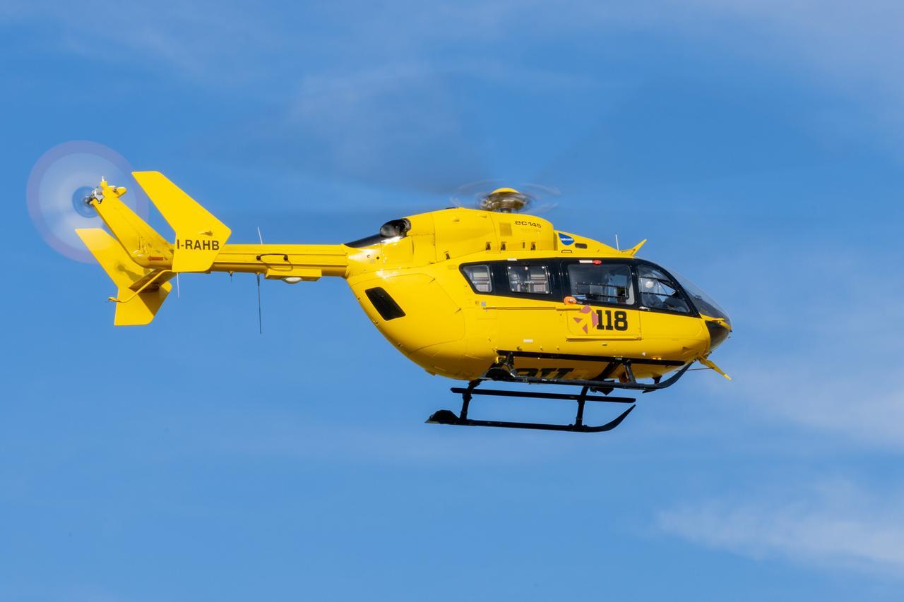 Finisce fuori strada in moto, grave un 33enne