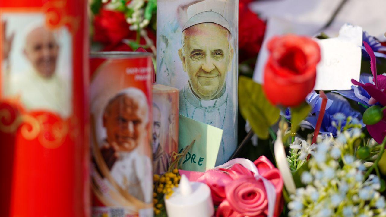 Alcune candele a Roma con la foto di Papa Francesco