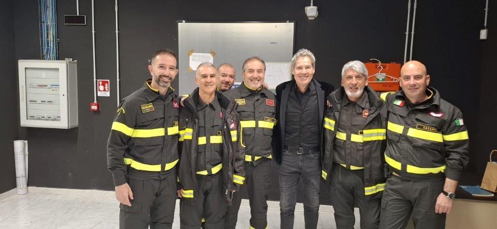 Claudio Baglioni e la foto con i vigili del fuoco: l’omaggio inedito dopo un concerto magico