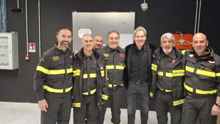 Claudio Baglioni e la foto con i vigili del fuoco: l’omaggio inedito dopo un concerto magico