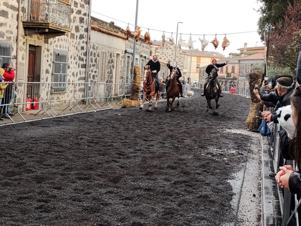 Su puddu diventa un caso nazionale, il carnevale di Sedilo finisce in parlamento