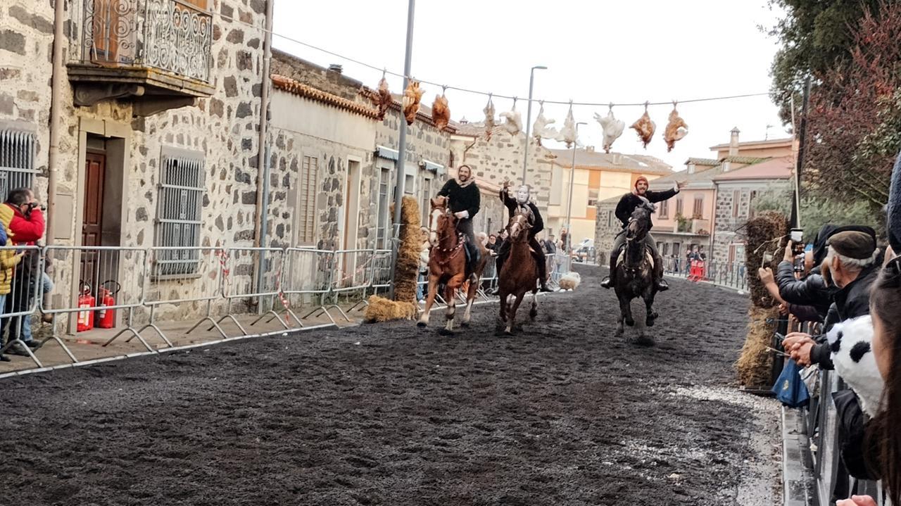 Su puddu diventa un caso nazionale, il carnevale di Sedilo finisce in parlamento