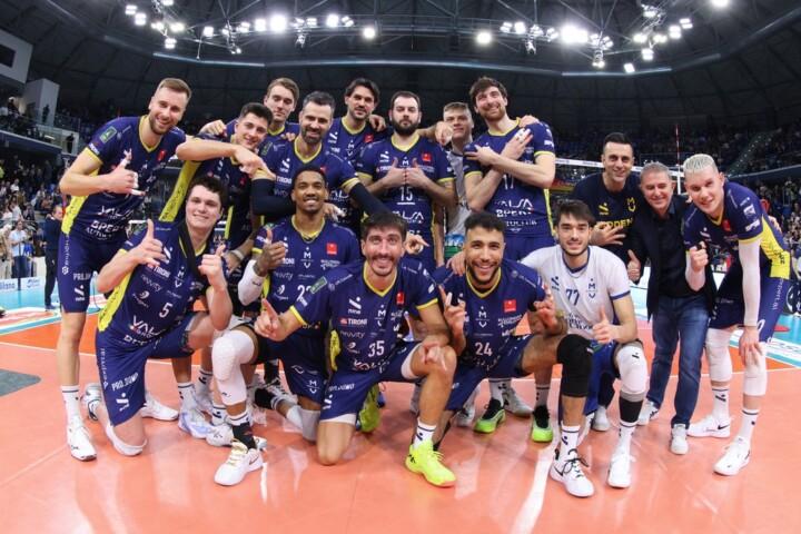 
	I giallobl&ugrave; festeggiano dopo la vittoria contro Milano


