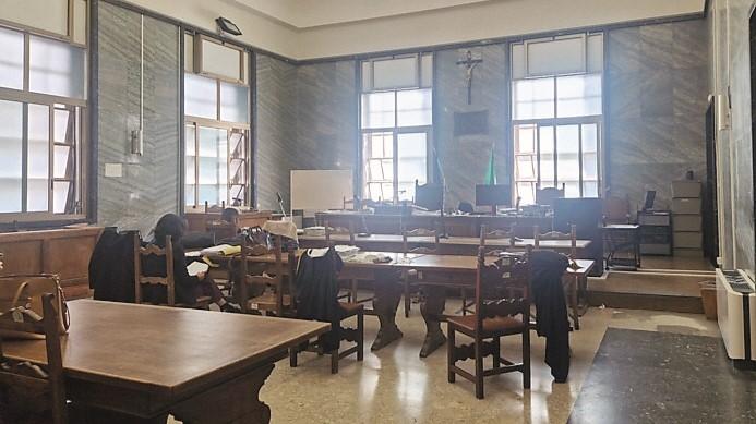 Sassari, spray urticante e calci a una 29enne: condannata