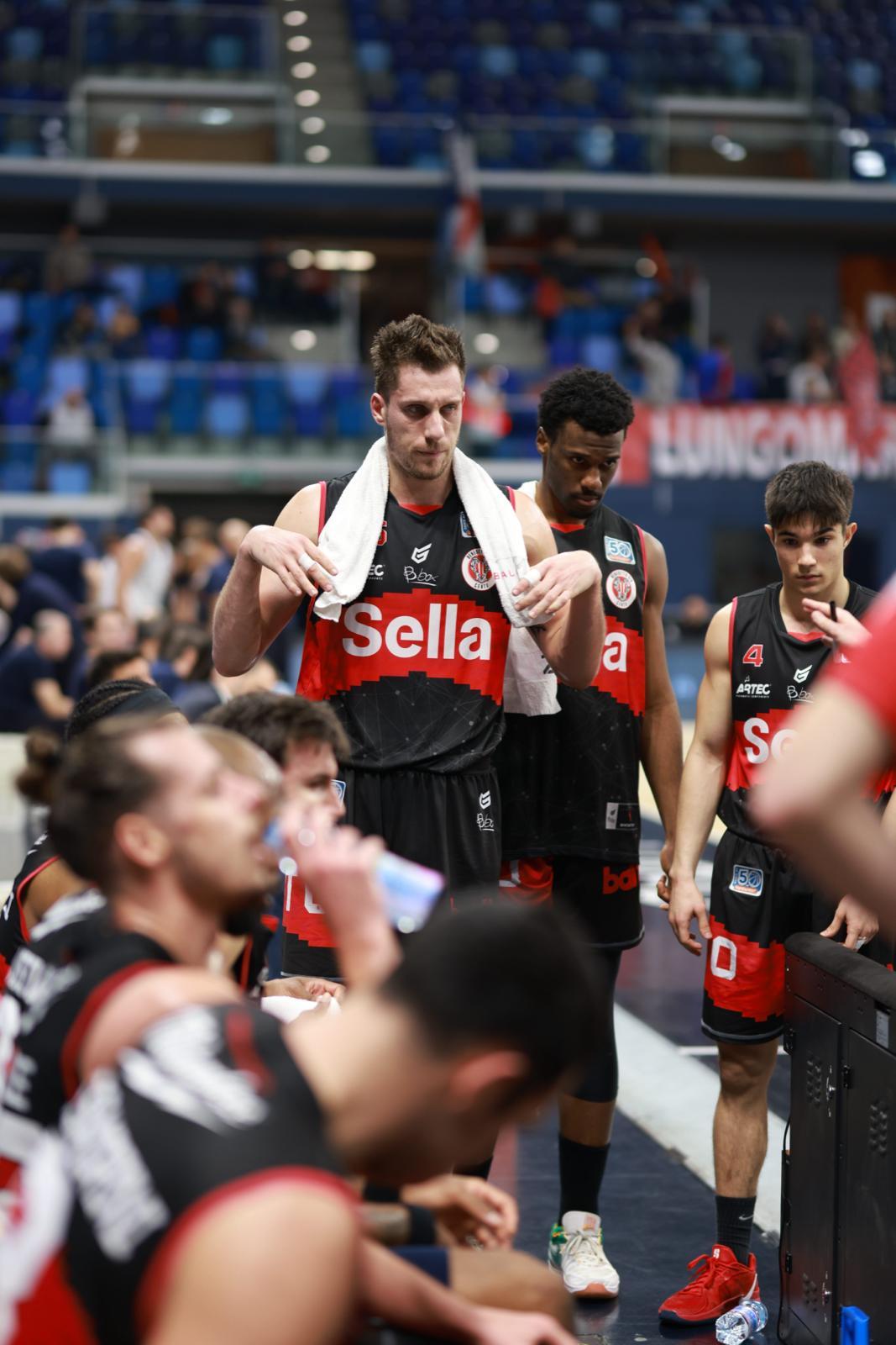 Basket, la Sella Cento vince a Brindisi, Devoe glaciale
