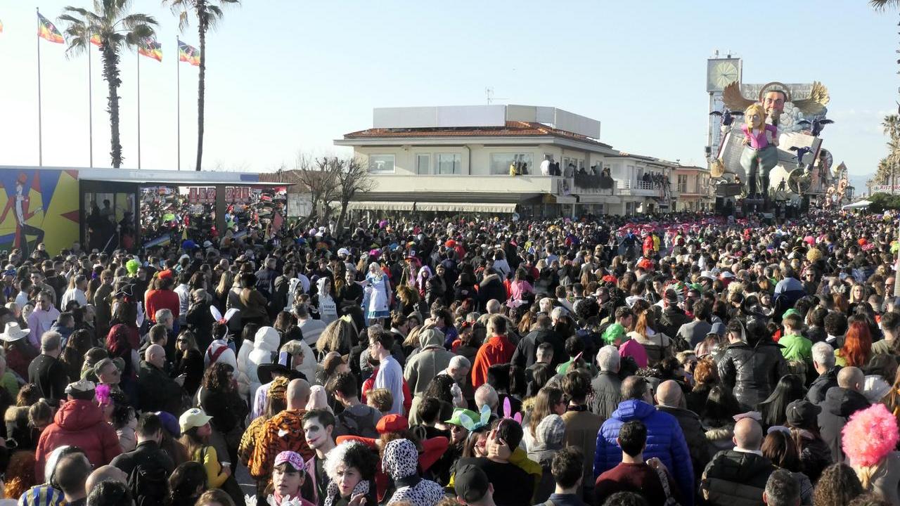 Una veduta di piazza Mazzini affollatissima per il quinto corso mascherato (foto Paglianti)