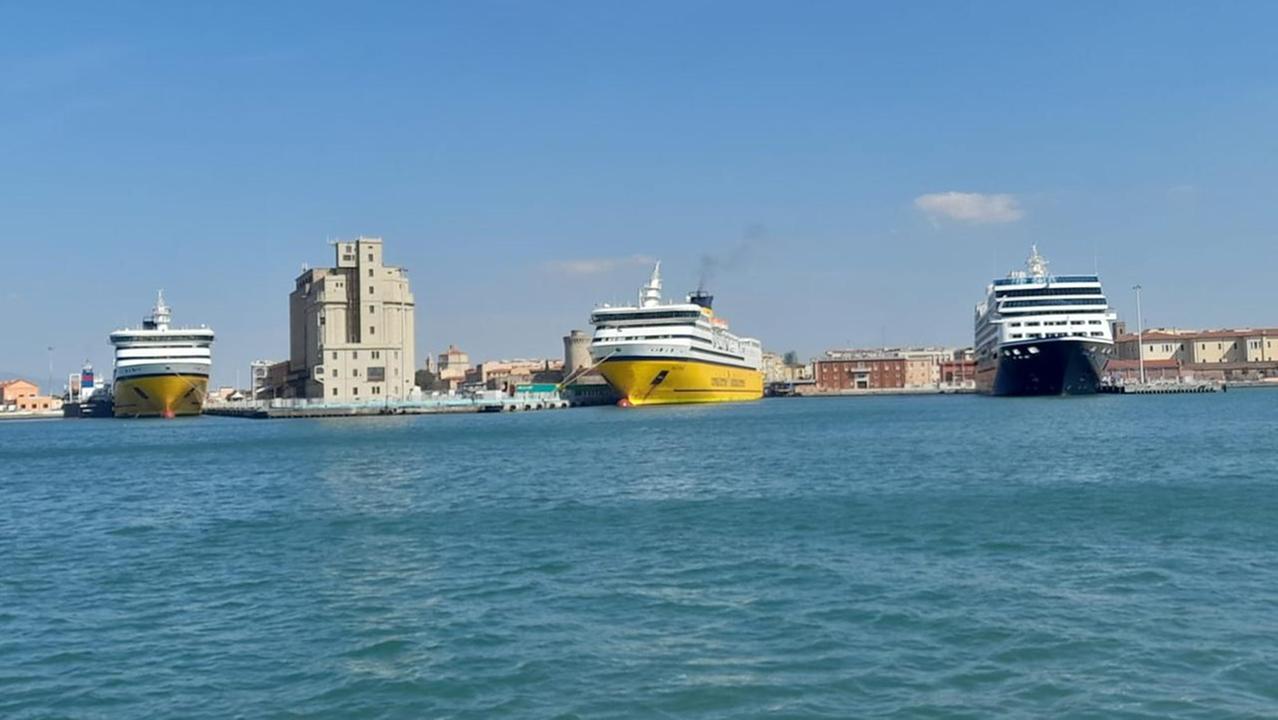Due navi di Corsica Sardinia Ferries a Livorno (foto d'archivio)