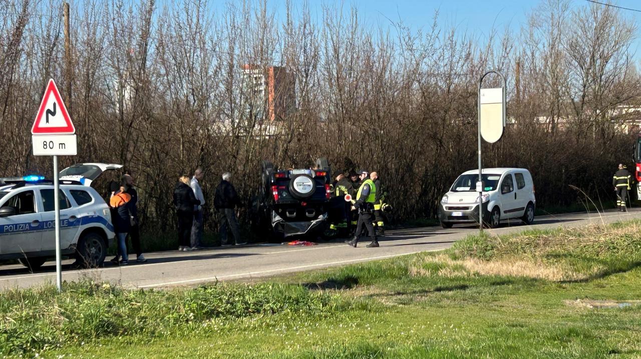 Paura in strada Santa Caterina: l’auto si ribalta, illesa la donna alla guida