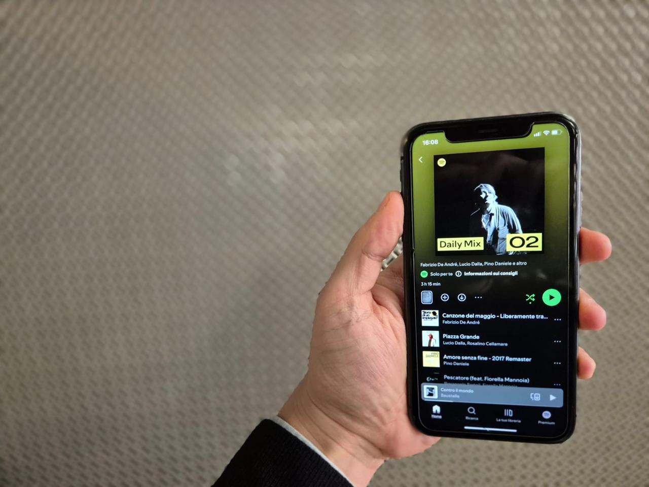 
	Un utente utilizza Spotify sul suo smartphone

