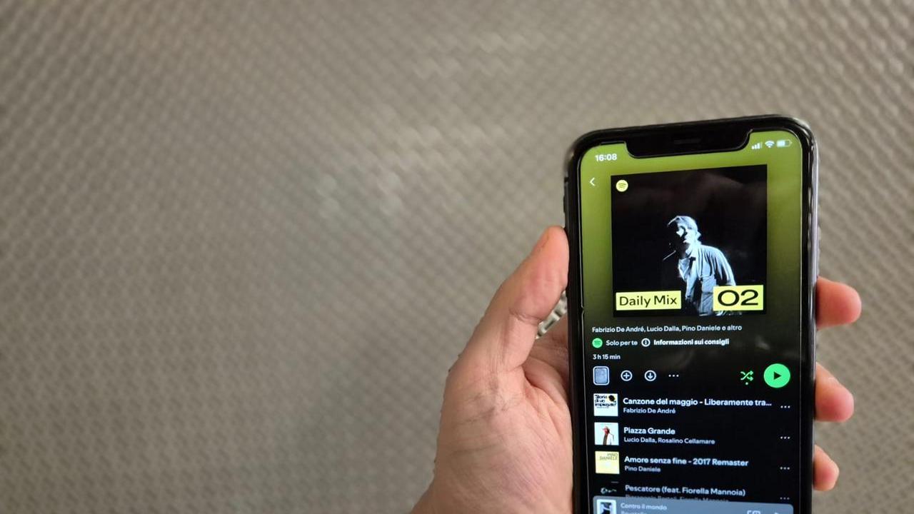 Un utente utilizza Spotify sul suo smartphone