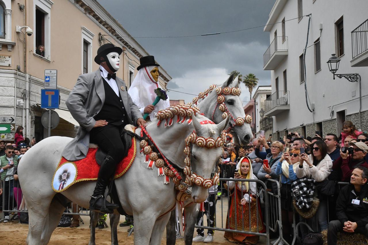 
	Su segundu Angelo Porta affianca il componidori Diego Pinna indossando&nbsp;il frac e il papillon

