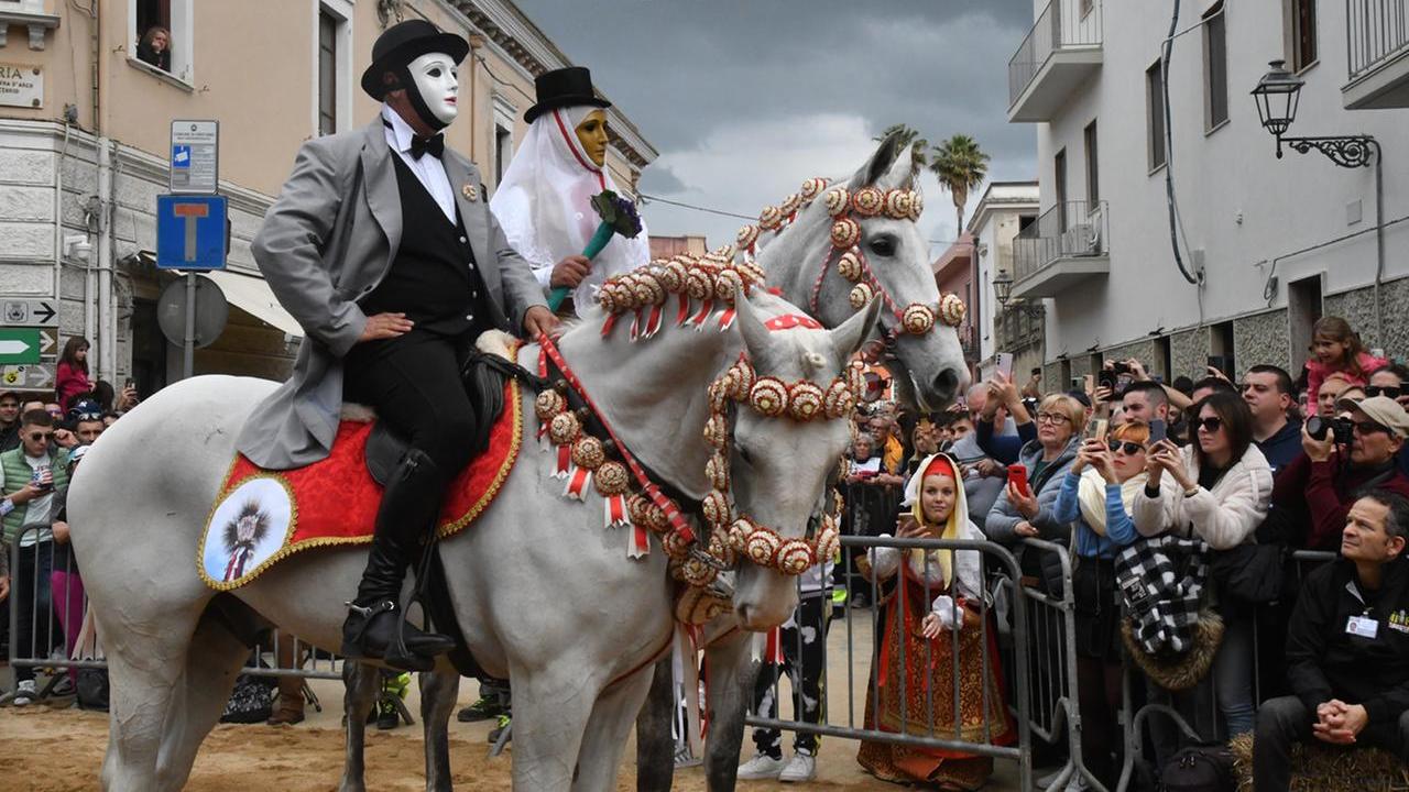 Su segundu Angelo Porta affianca il componidori Diego Pinna indossando il frac e il papillon