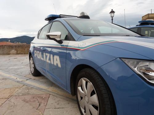 Prato, il coraggio di due condomini: bloccano il ladro che li minaccia con le bottiglie e lo fanno arrestare