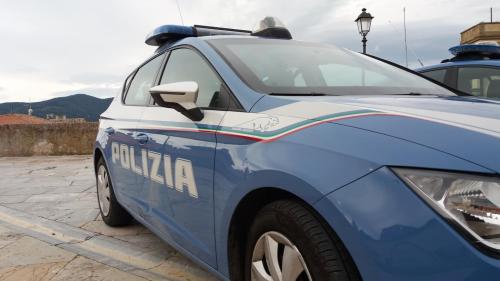 Prato, il coraggio di due condomini: bloccano il ladro che li minaccia con le bottiglie e lo fanno arrestare