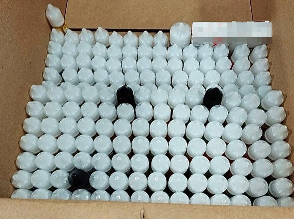 
	Alcune delle boccette sequestrate

