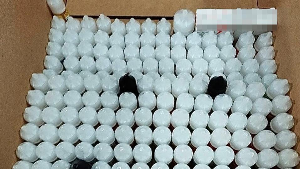 Alcune delle boccette sequestrate