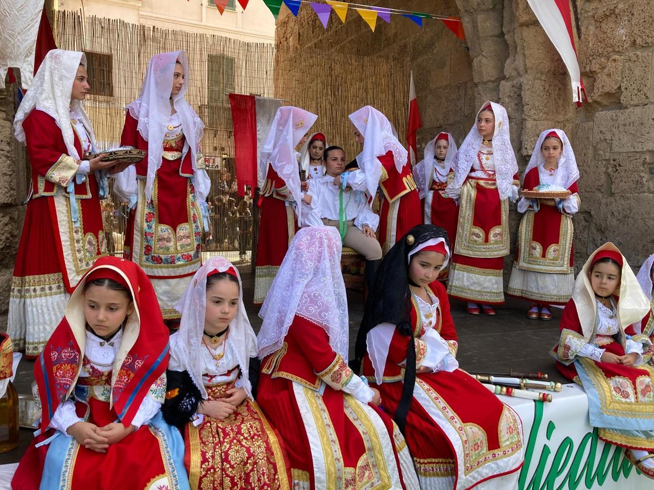 Sartigliedda 2025, applausi per le cinque stelle dei giovani cavalieri