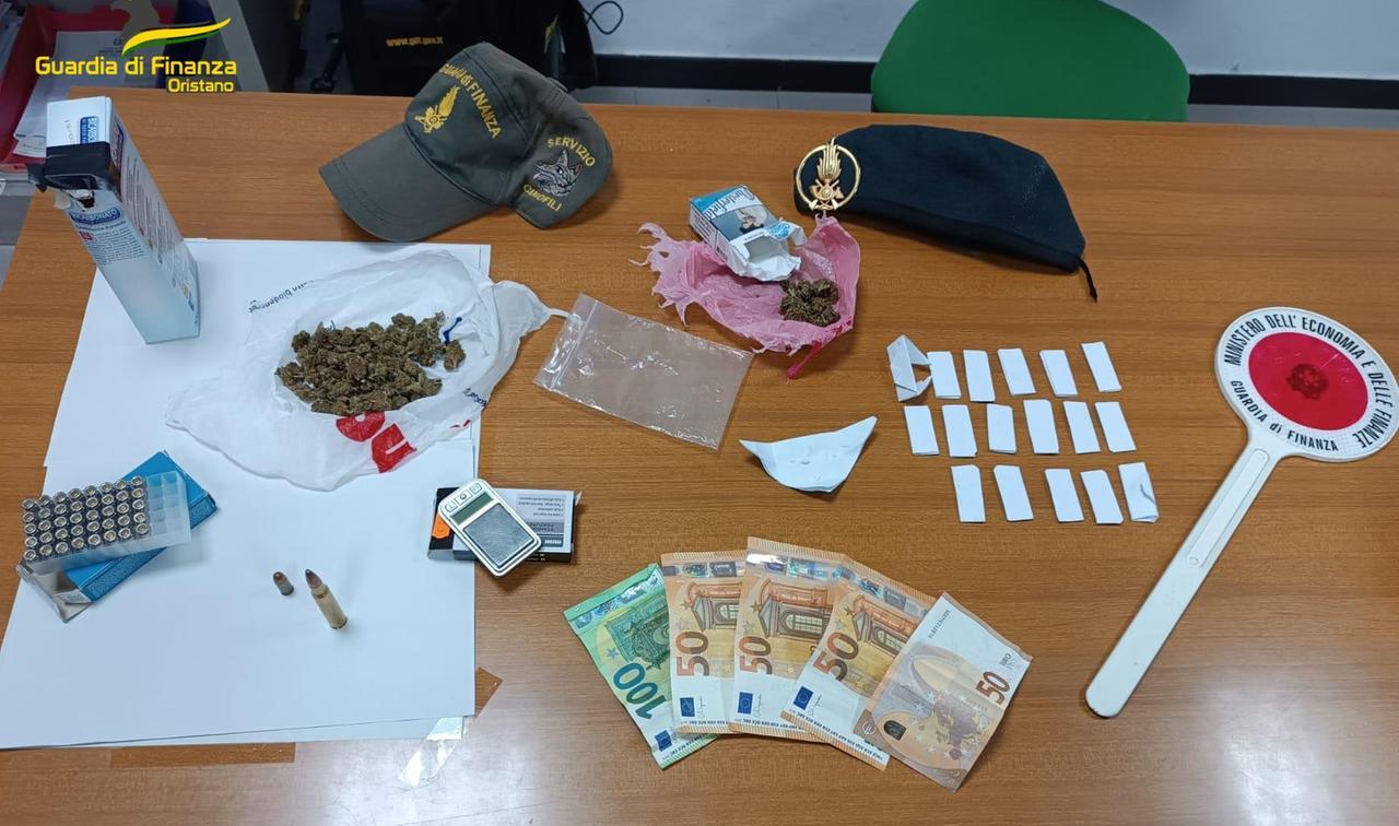 Cocaina in tasca, a casa marijuana e cartucce: arrestato