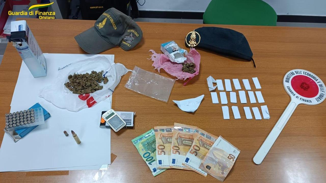 Cocaina in tasca, a casa marijuana e cartucce: arrestato