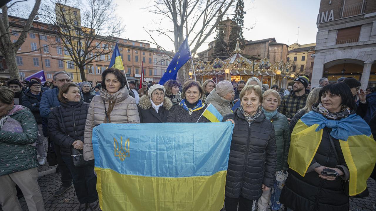 In piazza Matteotti 400 modenesi al fianco dell’Ucraina con il sindaco Mezzetti: «Siamo con voi, vogliamo la pace» – Video