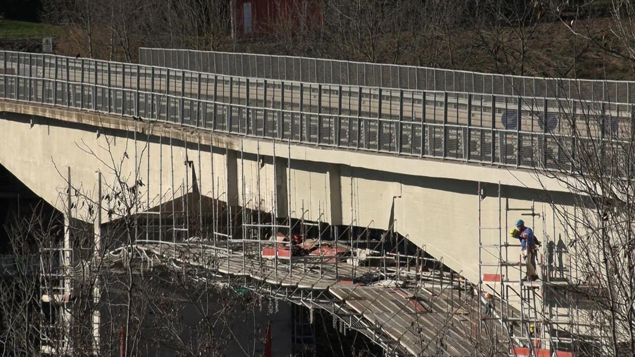 
	Il viadotto dell&rsquo;Estense che collega Serramazzoni a Pavullo nel punto dove si &egrave; verificata la frattura


