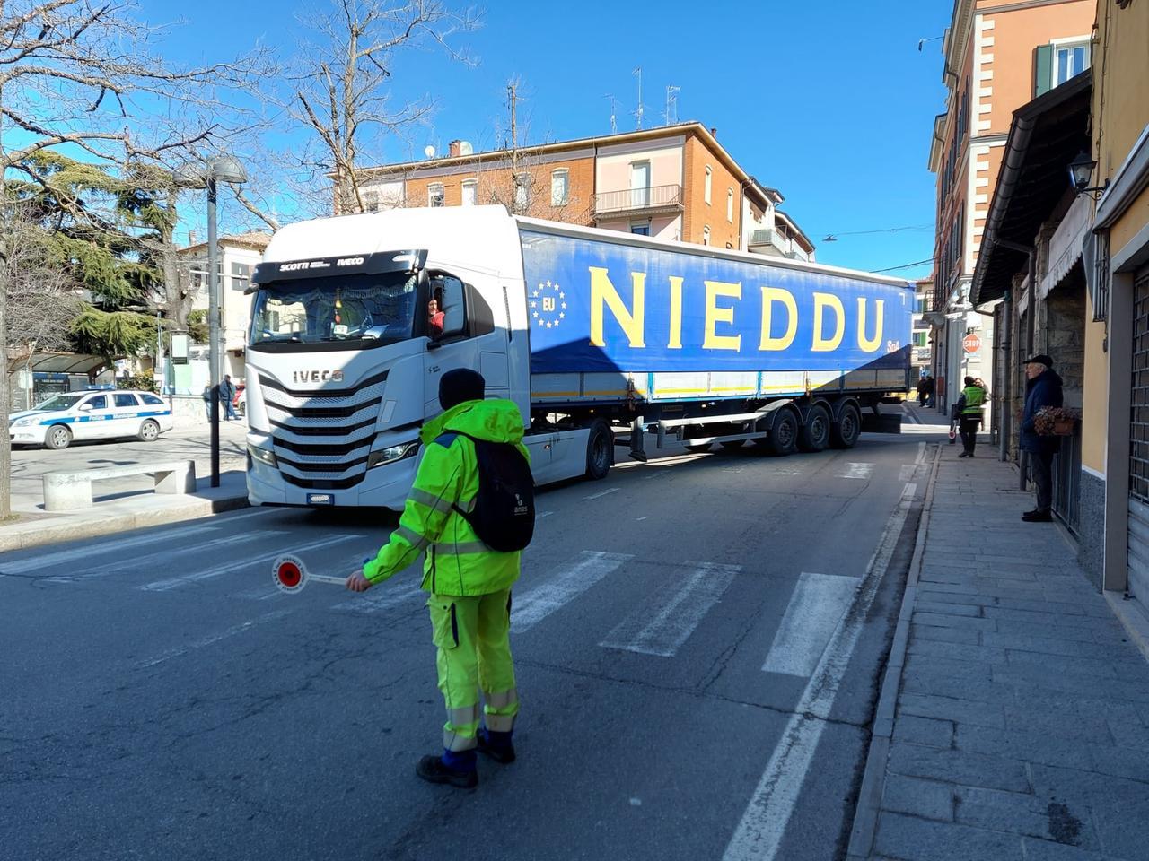 
	Il consigliere Quattrini monitora il passaggio di un tir a Serramazzoni


