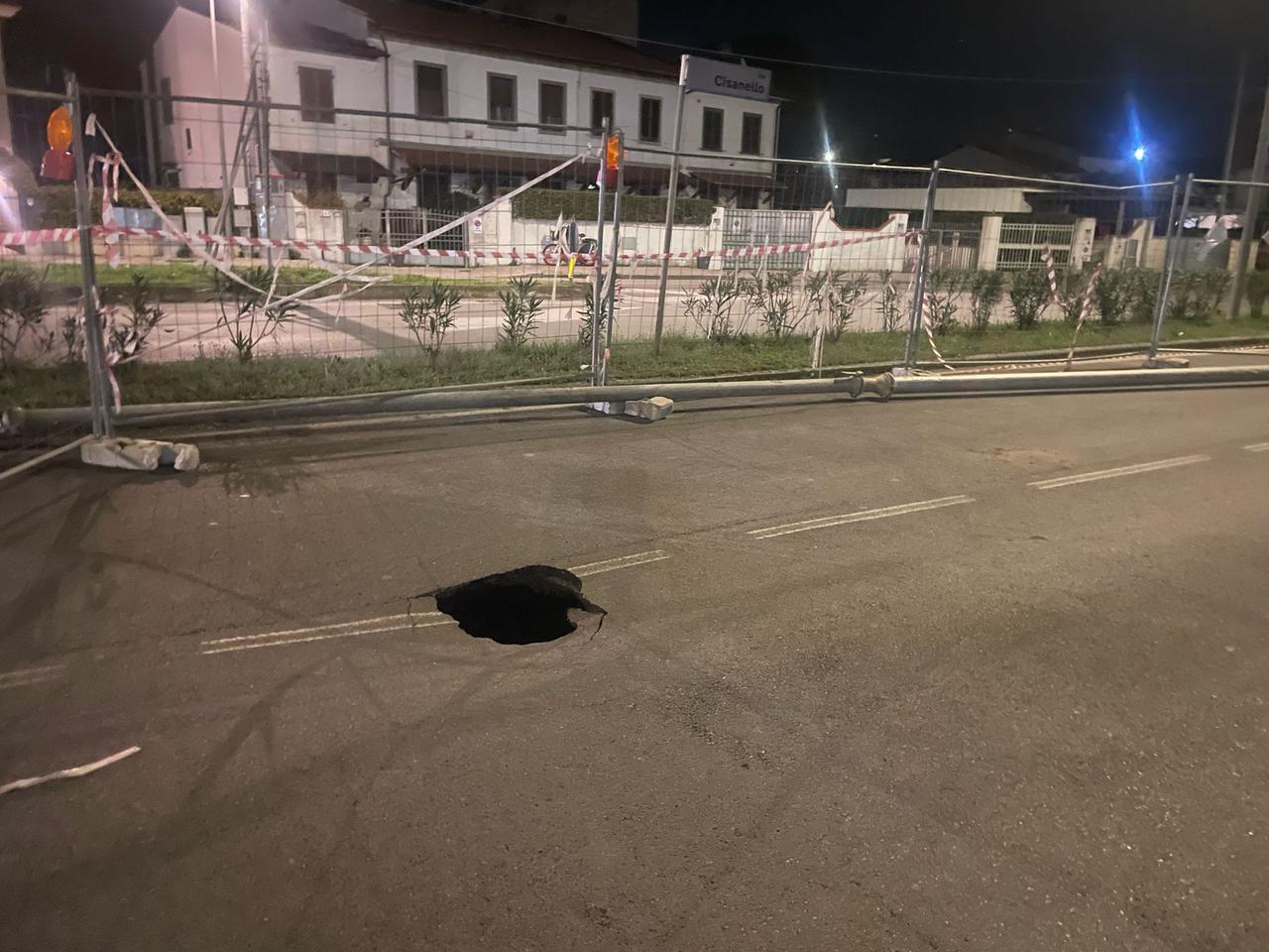 
	Il buco nell'asfalto in via Cisanello (foto Sabrina Chiellini)

