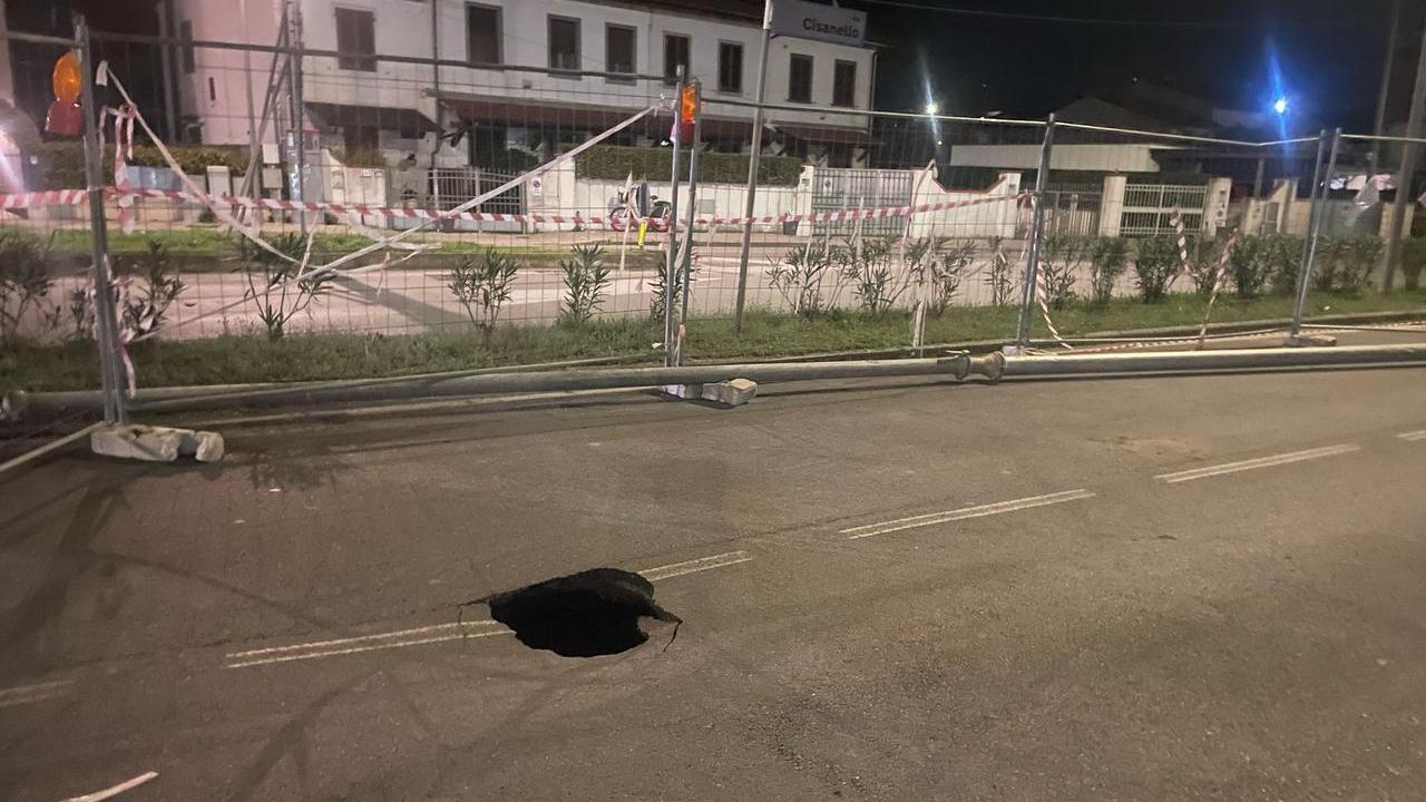Il buco nell'asfalto in via Cisanello (foto Sabrina Chiellini)