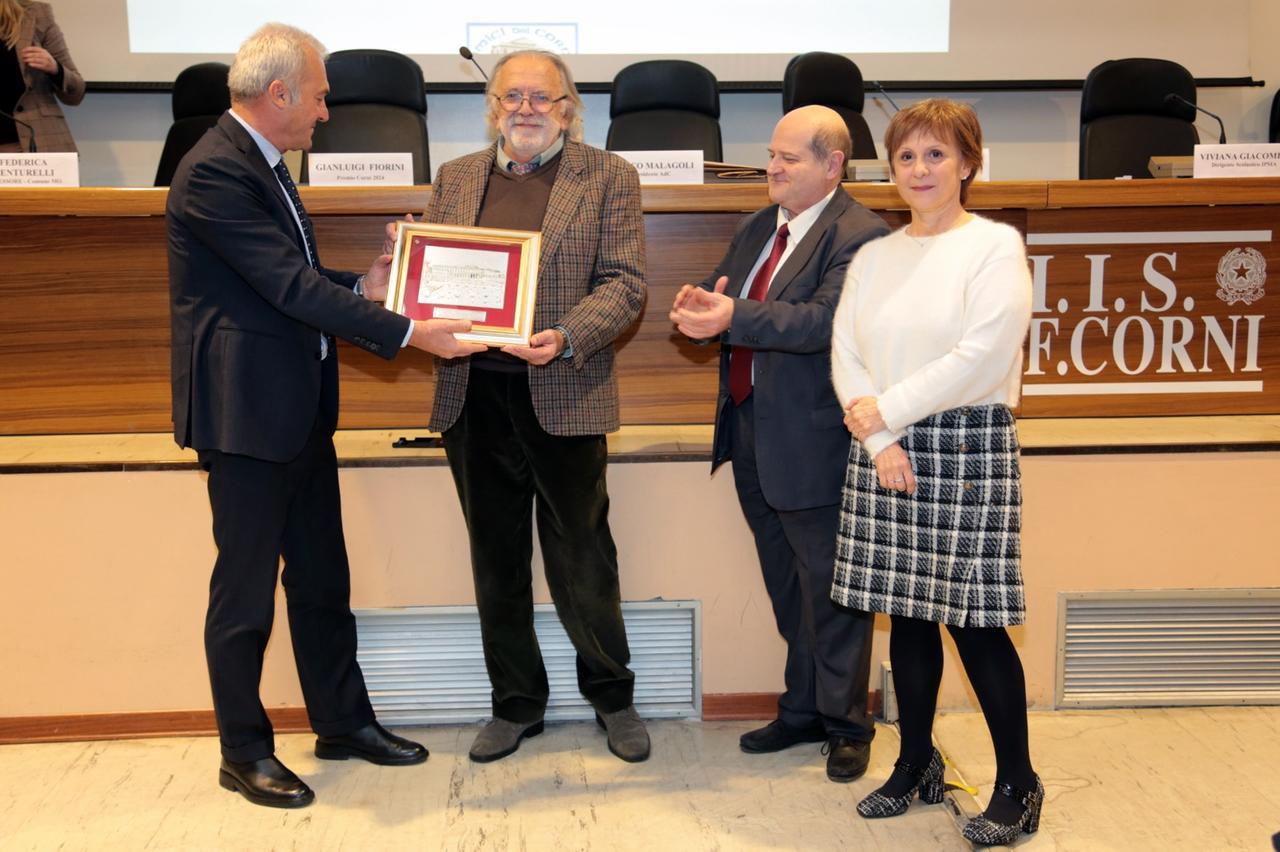 
	L'ingegnere Gian Luigi Fiorini con il premio al Corni

