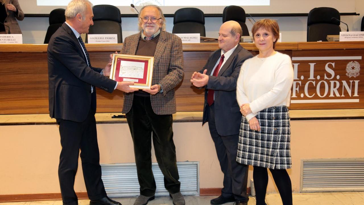 L'ingegnere Gian Luigi Fiorini con il premio al Corni