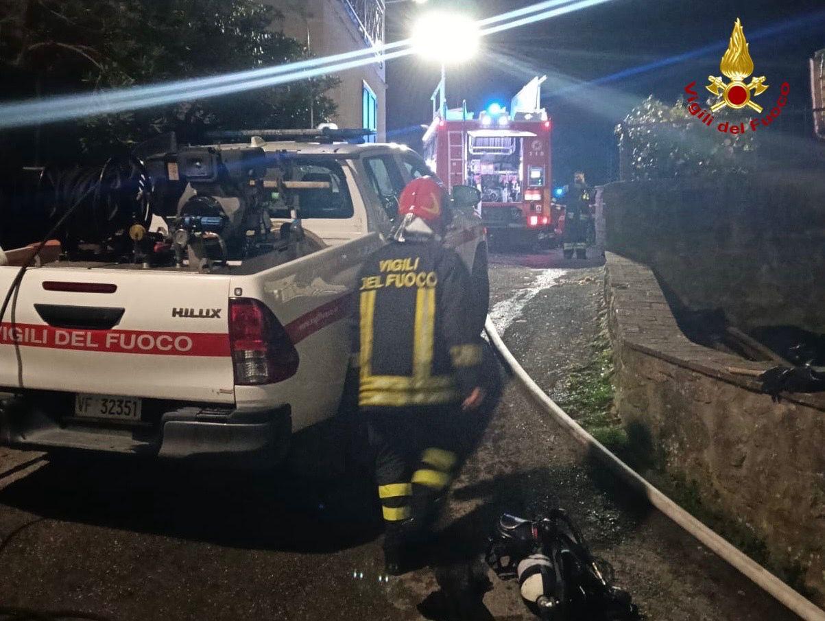 Incendio in un sottotetto a Castel del Piano, i rischi per l’impianto fotovoltaico