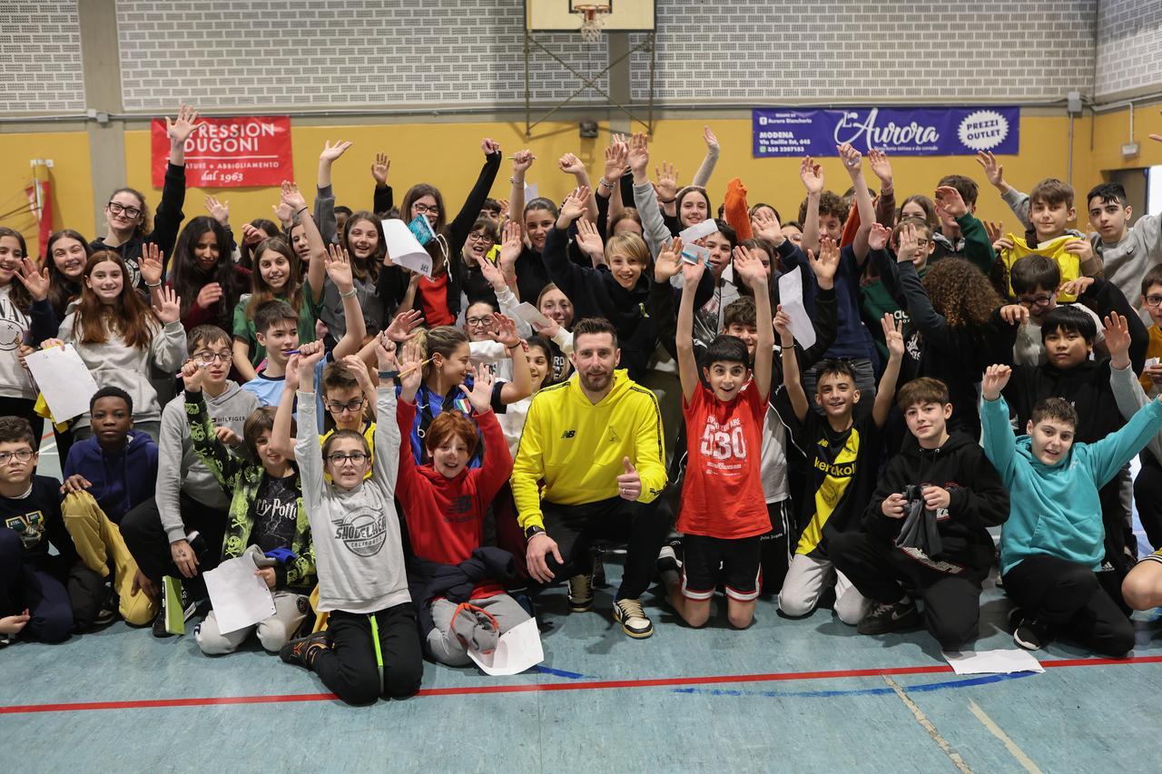 
	Antonio Pergreffi circondato dagli studenti della scuola media Cavour

