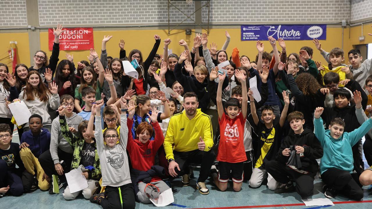 Antonio Pergreffi circondato dagli studenti della scuola media Cavour