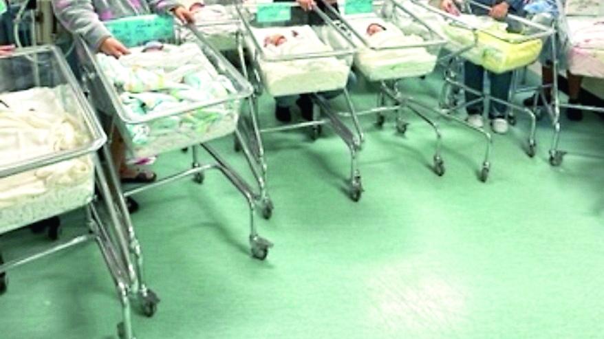 Ferrara, bimbo nasce nel parcheggio: parto improvviso durante la corsa in ospedale