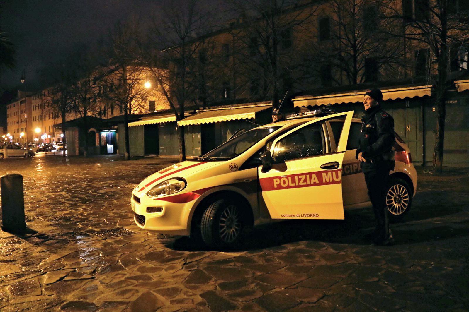 Una pattuglia della polizia municipale in piazza Garibaldi (foto d'archivio)