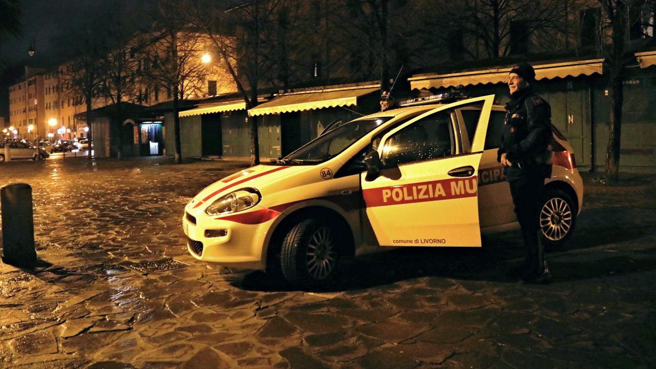 Una pattuglia della polizia municipale in piazza Garibaldi (foto d'archivio)