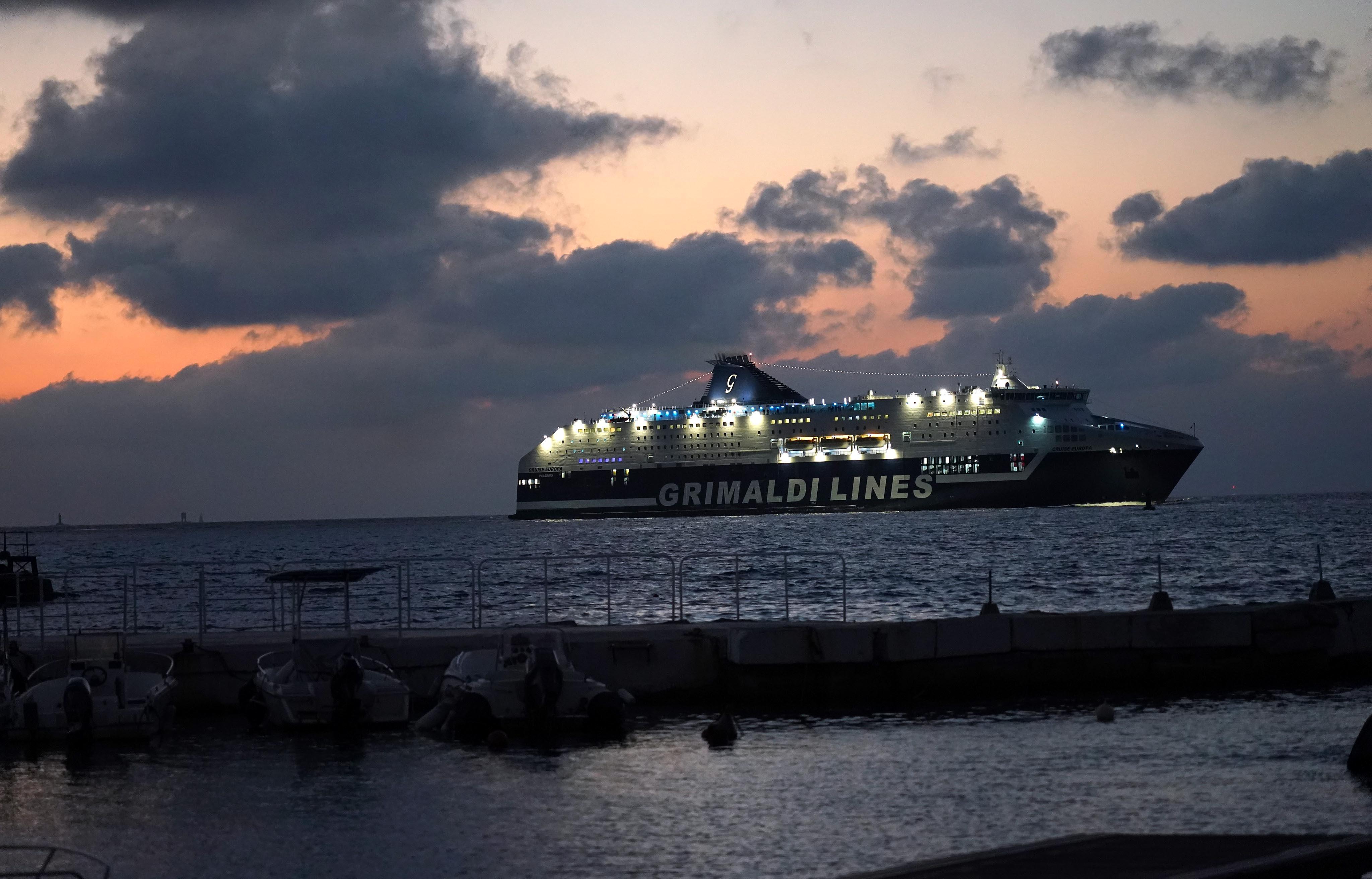 Una nave di Grimaldi Lines in arrivo sul porto (foto d'archivio)