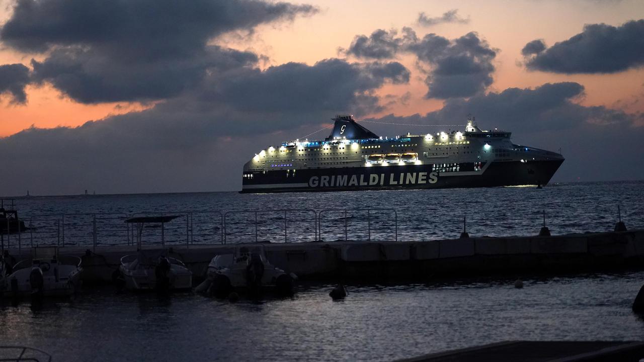 Una nave di Grimaldi Lines in arrivo sul porto (foto d'archivio)