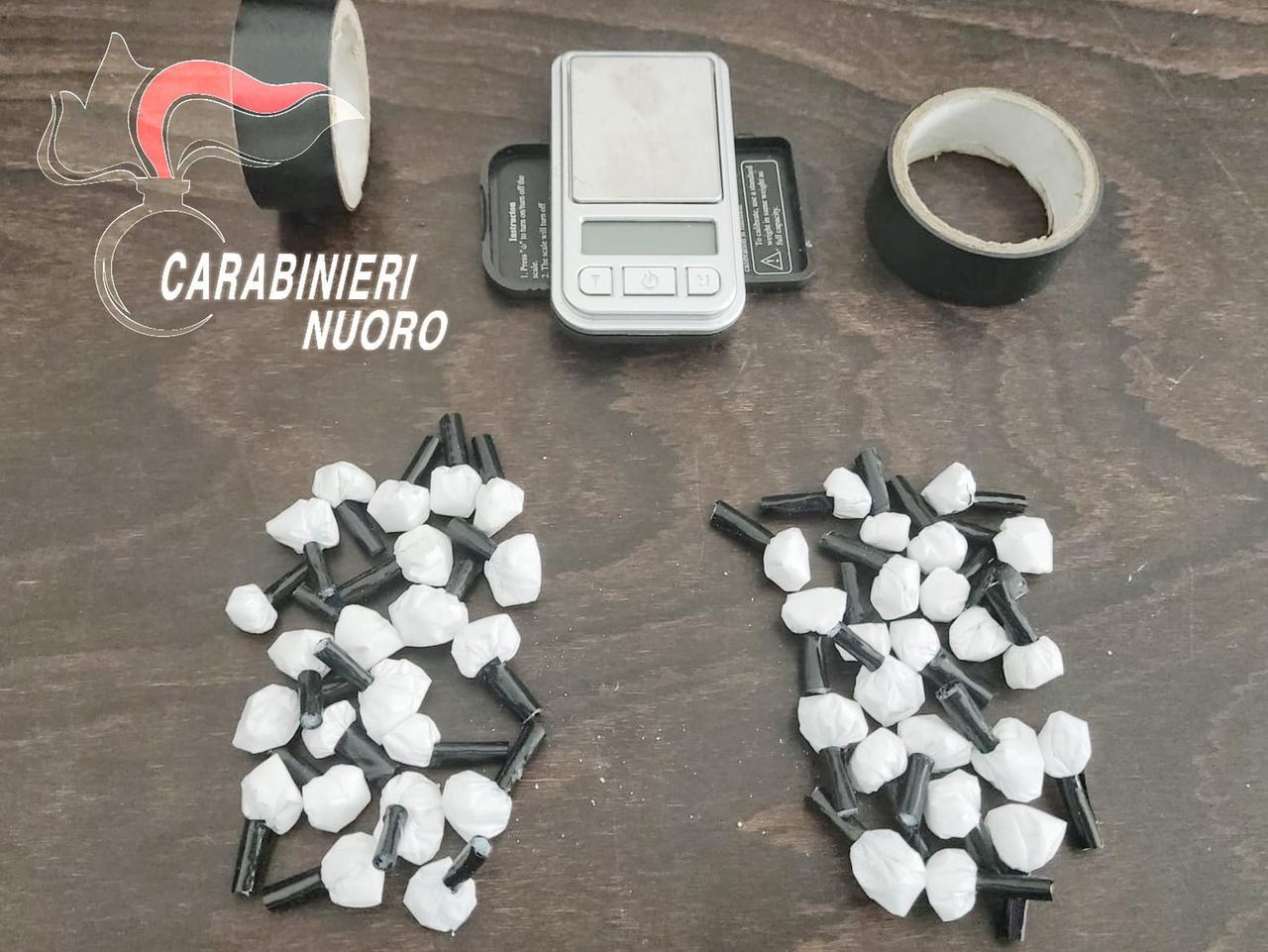 Droga nascosta in scatolette di caramelle: arrestato il gestore di un bar