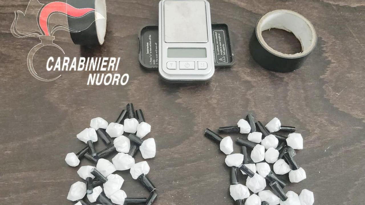 Droga nascosta in scatolette di caramelle: arrestato il gestore di un bar