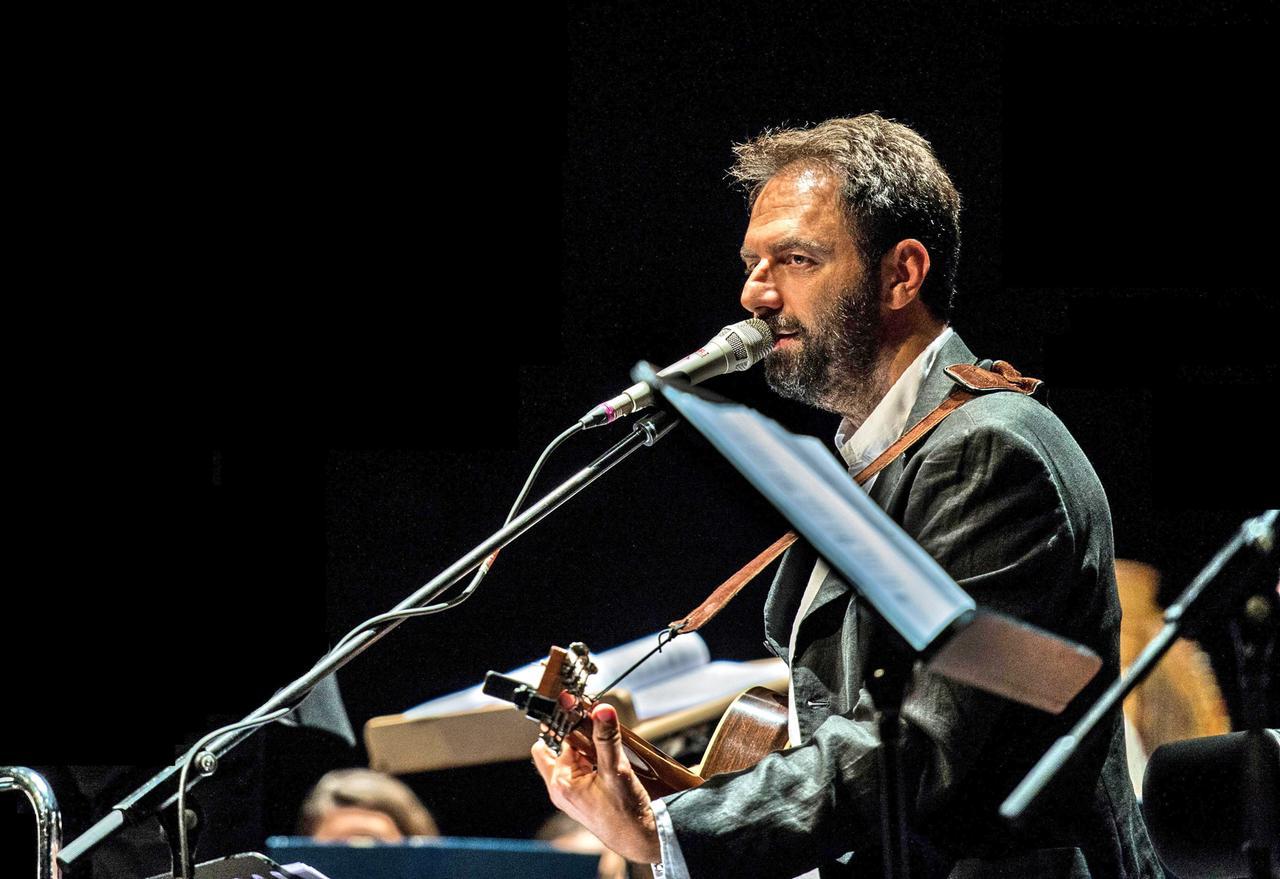 Neri Marcorè a Guastalla nel segno di De Andrè