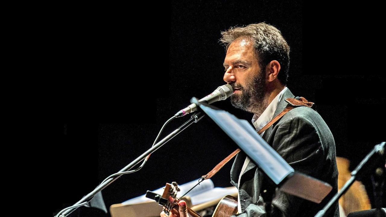 Neri Marcorè a Guastalla nel segno di De Andrè