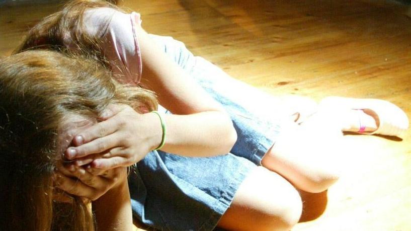 Due sorelle hanno denunciato di aver subito abusi