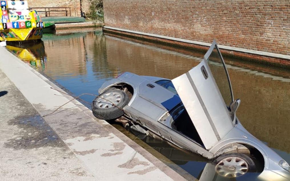 Sbaglia manovra e finisce nel canale a Comacchio